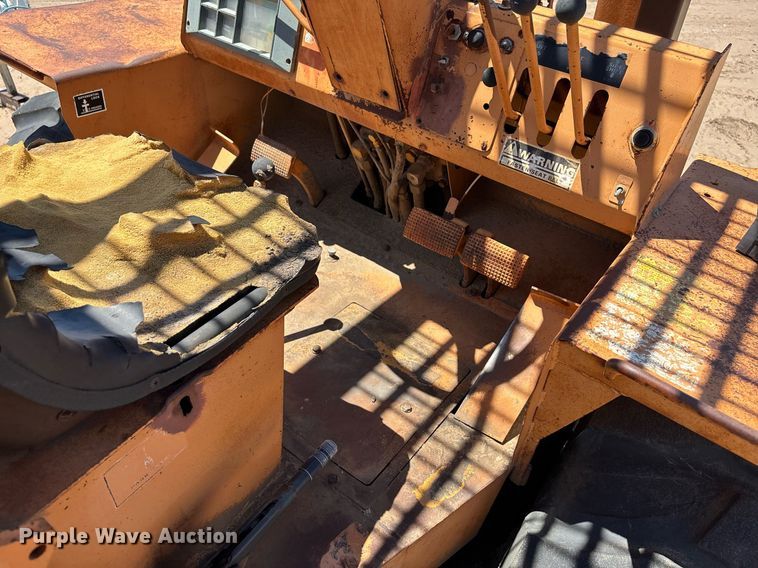 image for item DZ8732 1985 Case 585-D forklift