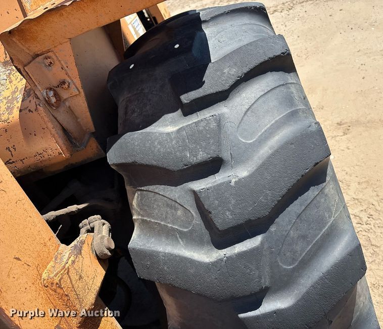 image for item DZ8732 1985 Case 585-D forklift