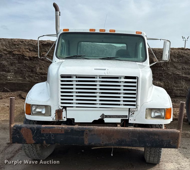 image for item DZ8740 2000 International 4900 flatbed truck