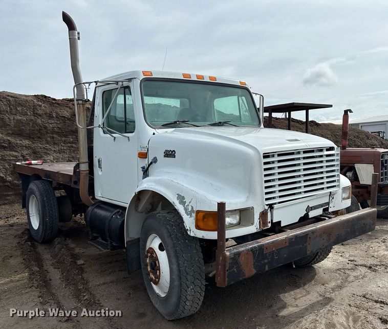 image for item DZ8740 2000 International 4900 flatbed truck