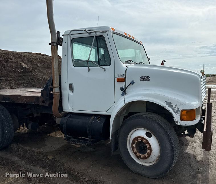 image for item DZ8740 2000 International 4900 flatbed truck