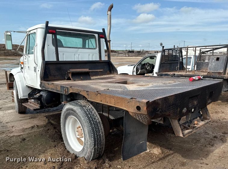 image for item DZ8740 2000 International 4900 flatbed truck
