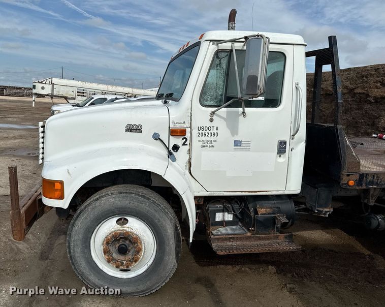 image for item DZ8740 2000 International 4900 flatbed truck