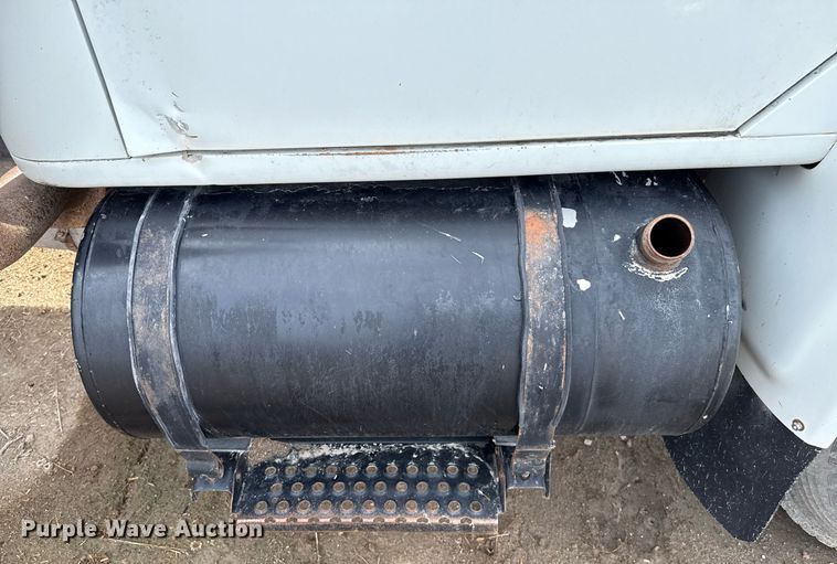 image for item DZ8740 2000 International 4900 flatbed truck