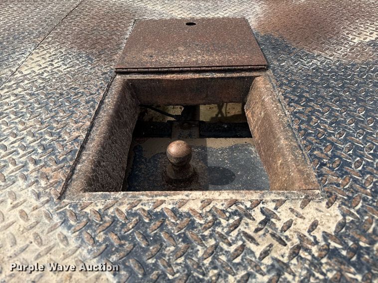 image for item DZ8740 2000 International 4900 flatbed truck