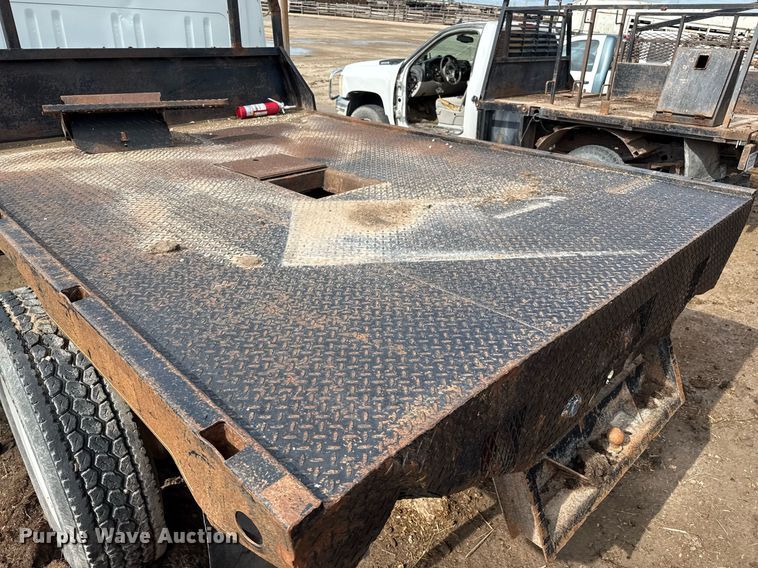 image for item DZ8740 2000 International 4900 flatbed truck