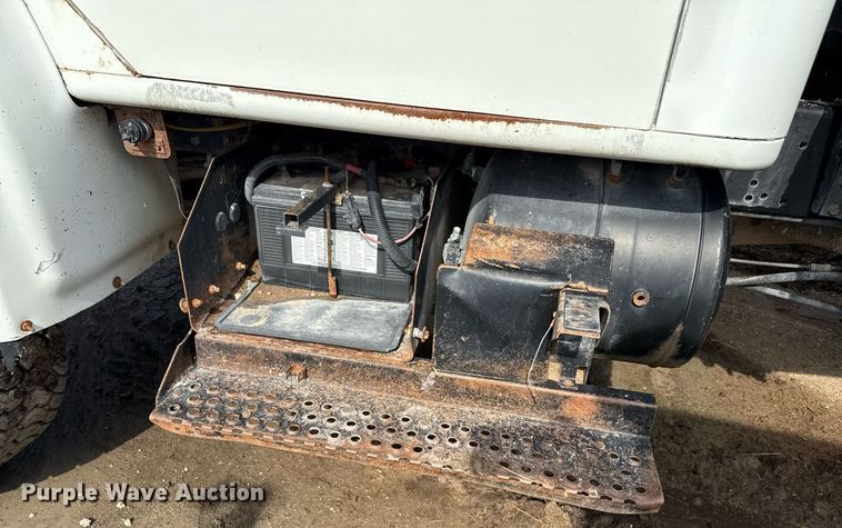 image for item DZ8740 2000 International 4900 flatbed truck