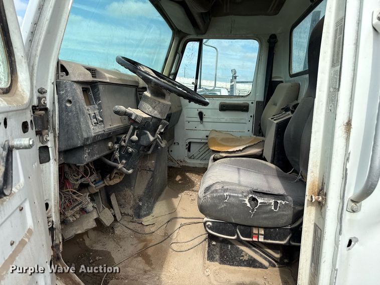 image for item DZ8740 2000 International 4900 flatbed truck