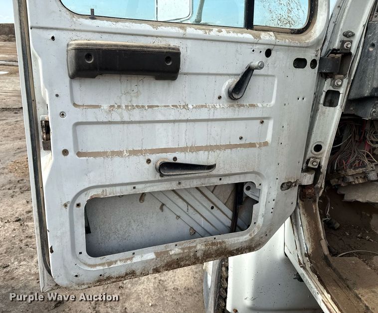 image for item DZ8740 2000 International 4900 flatbed truck