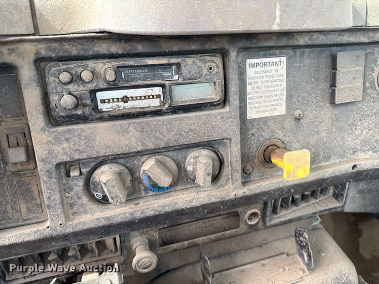 image for item DZ8740 2000 International 4900 flatbed truck