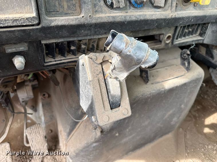 image for item DZ8740 2000 International 4900 flatbed truck