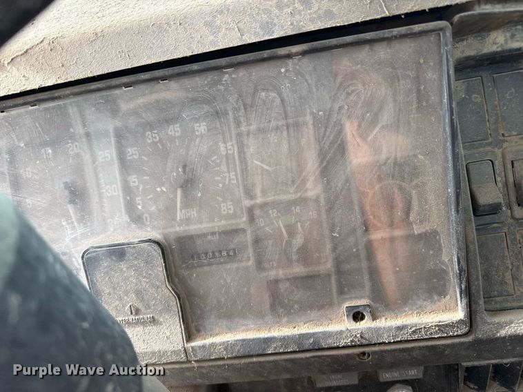 image for item DZ8740 2000 International 4900 flatbed truck