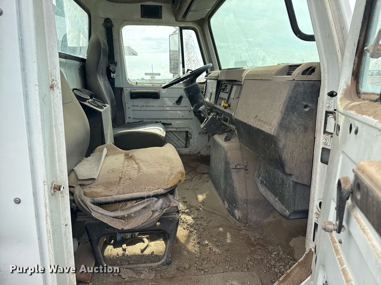 image for item DZ8740 2000 International 4900 flatbed truck