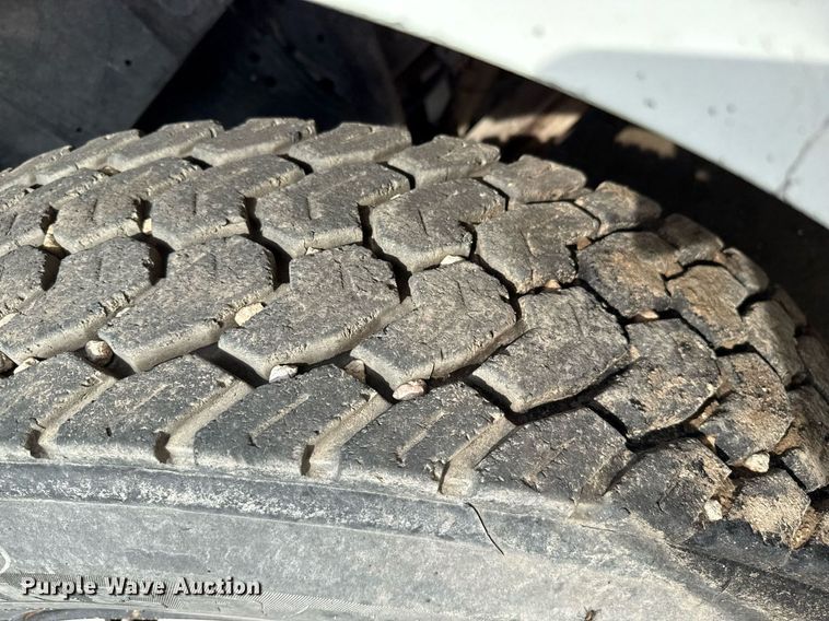 image for item DZ8740 2000 International 4900 flatbed truck