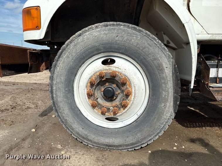 image for item DZ8740 2000 International 4900 flatbed truck