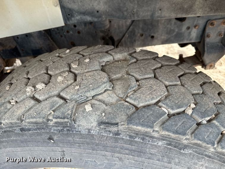 image for item DZ8740 2000 International 4900 flatbed truck