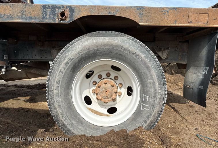 image for item DZ8740 2000 International 4900 flatbed truck