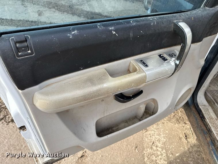 image for item DZ8745 2013 Chevrolet Silverado 1500 pickup truck