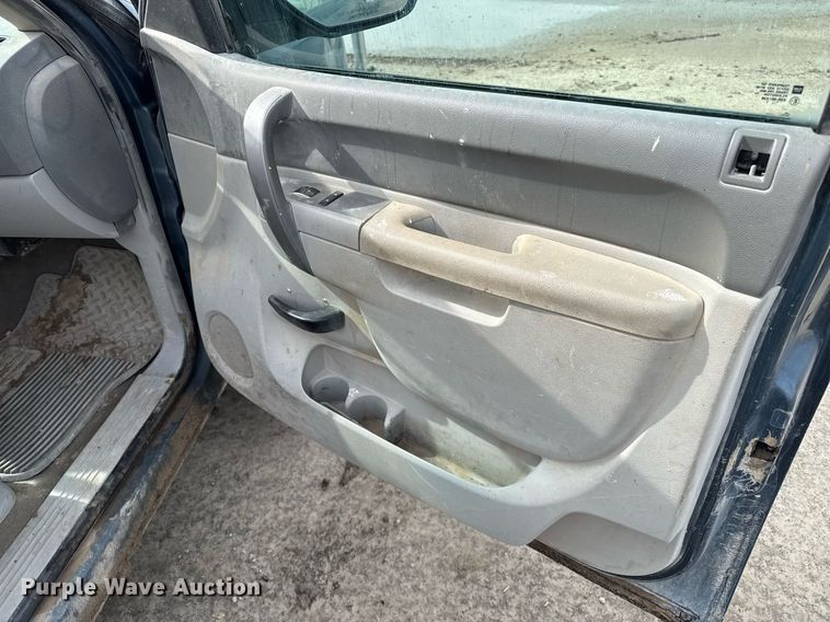 image for item DZ8745 2013 Chevrolet Silverado 1500 pickup truck