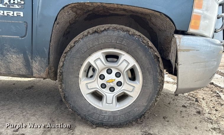 image for item DZ8745 2013 Chevrolet Silverado 1500 pickup truck