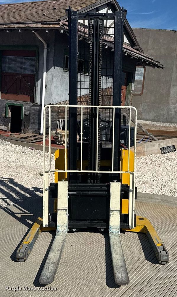 image for item DZ8768 Yale MSW040SF pallet stacker