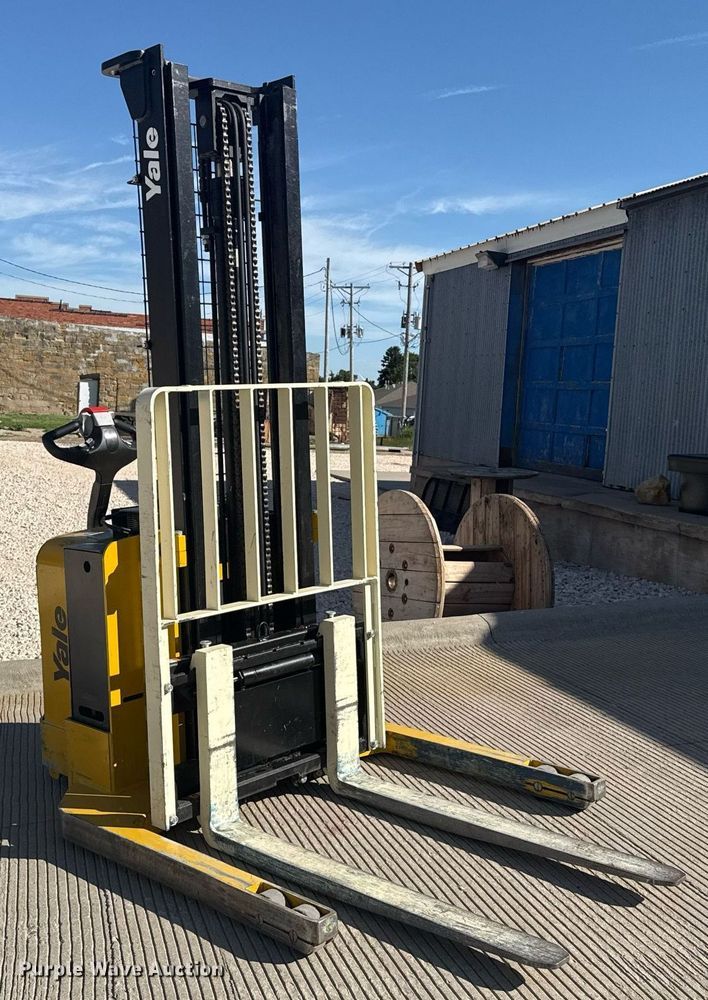 image for item DZ8768 Yale MSW040SF pallet stacker