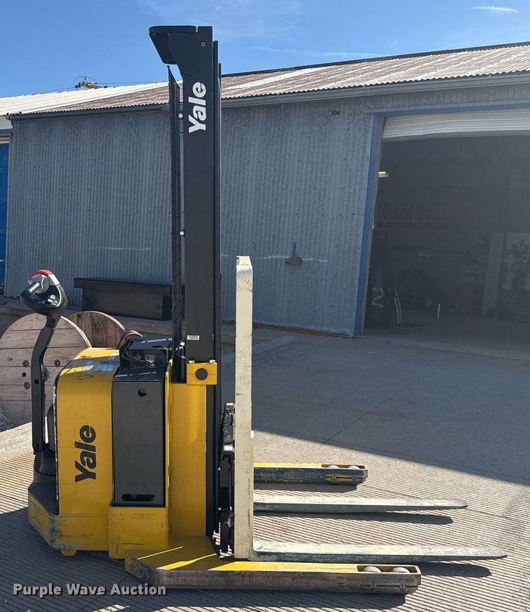 image for item DZ8768 Yale MSW040SF pallet stacker