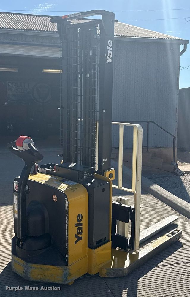 image for item DZ8768 Yale MSW040SF pallet stacker