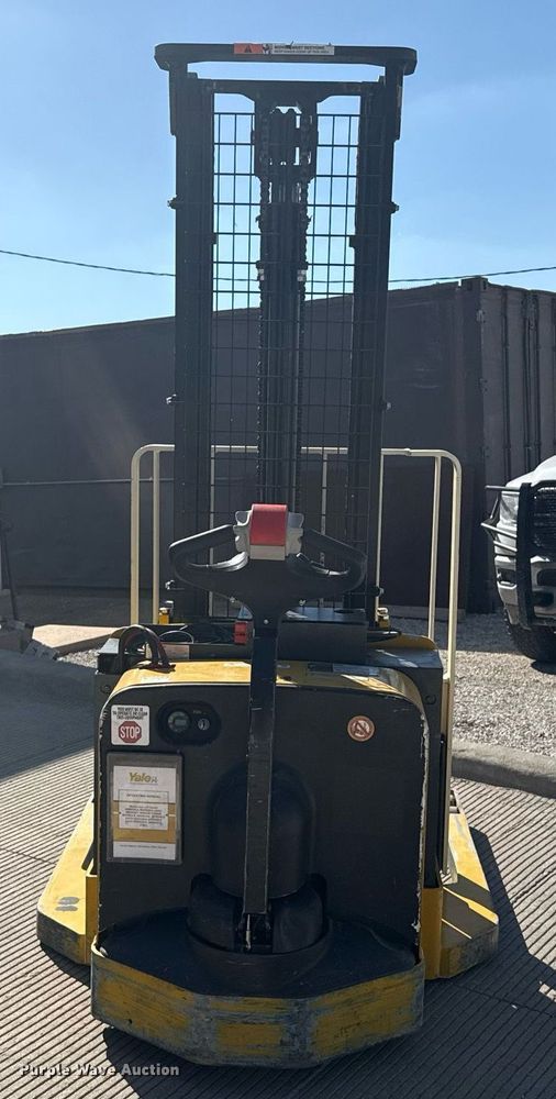 image for item DZ8768 Yale MSW040SF pallet stacker