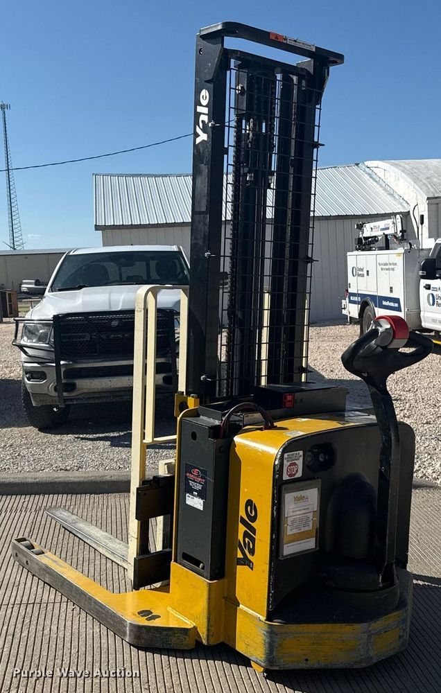 image for item DZ8768 Yale MSW040SF pallet stacker