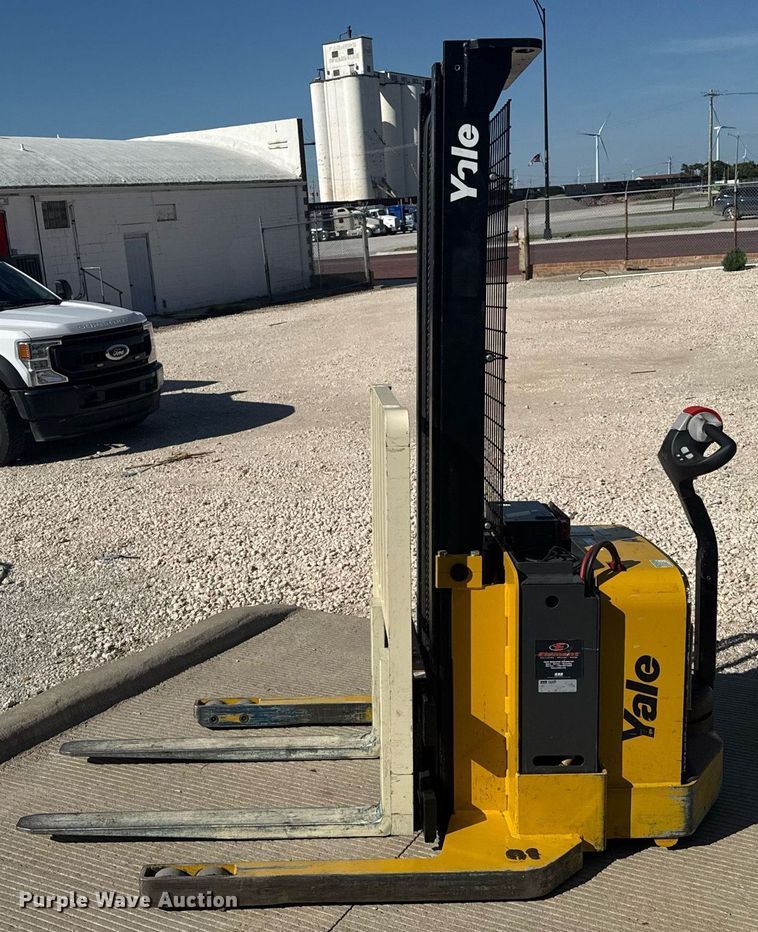 image for item DZ8768 Yale MSW040SF pallet stacker