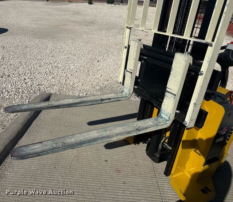 image for item DZ8768 Yale MSW040SF pallet stacker