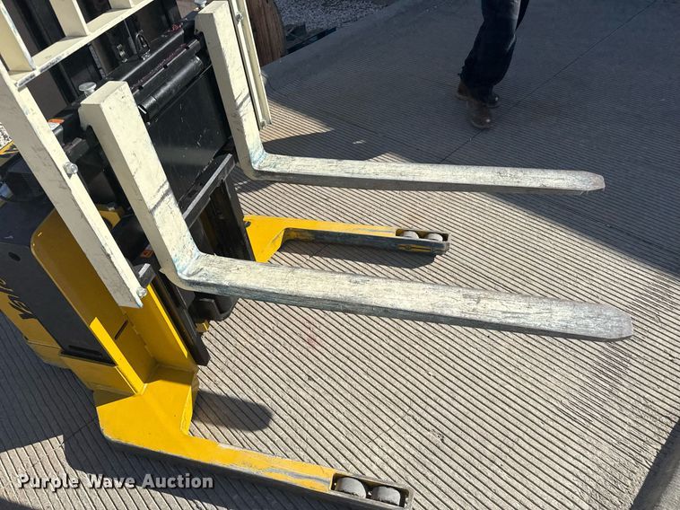 image for item DZ8768 Yale MSW040SF pallet stacker