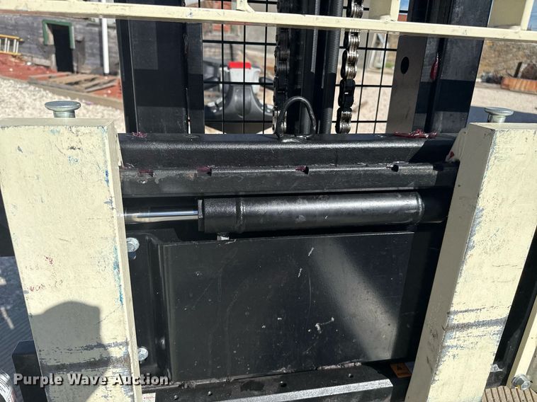 image for item DZ8768 Yale MSW040SF pallet stacker