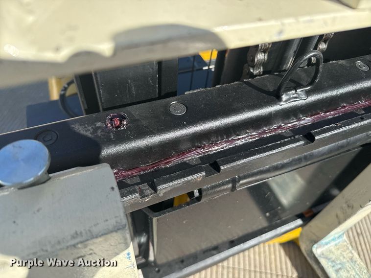 image for item DZ8768 Yale MSW040SF pallet stacker