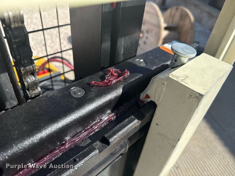 image for item DZ8768 Yale MSW040SF pallet stacker