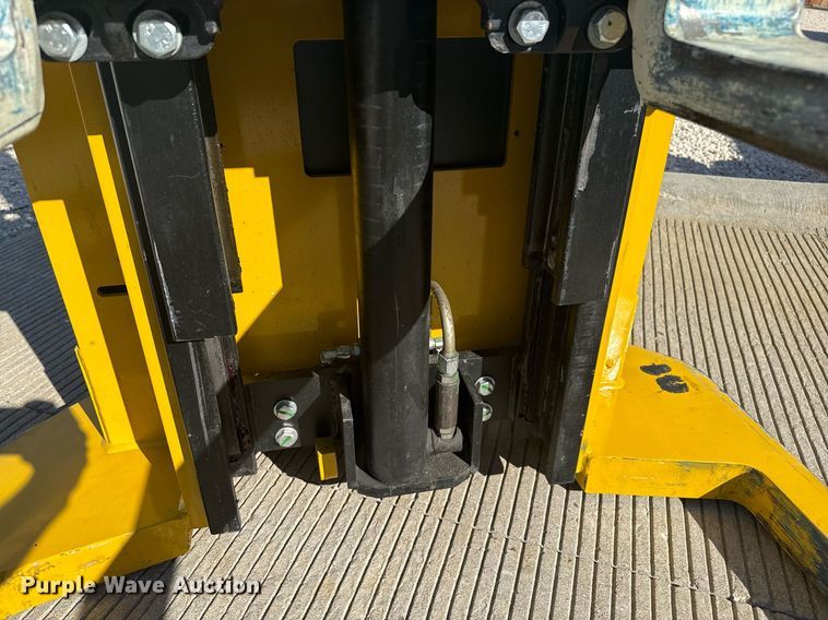 image for item DZ8768 Yale MSW040SF pallet stacker