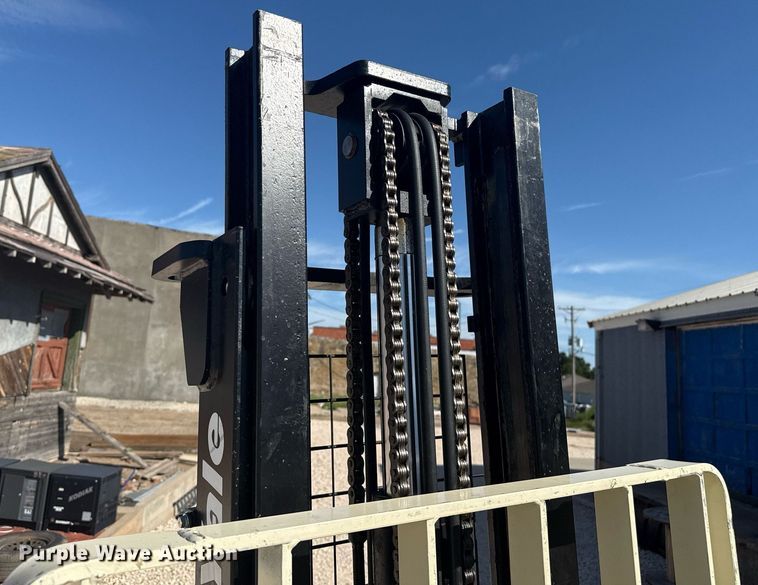 image for item DZ8768 Yale MSW040SF pallet stacker