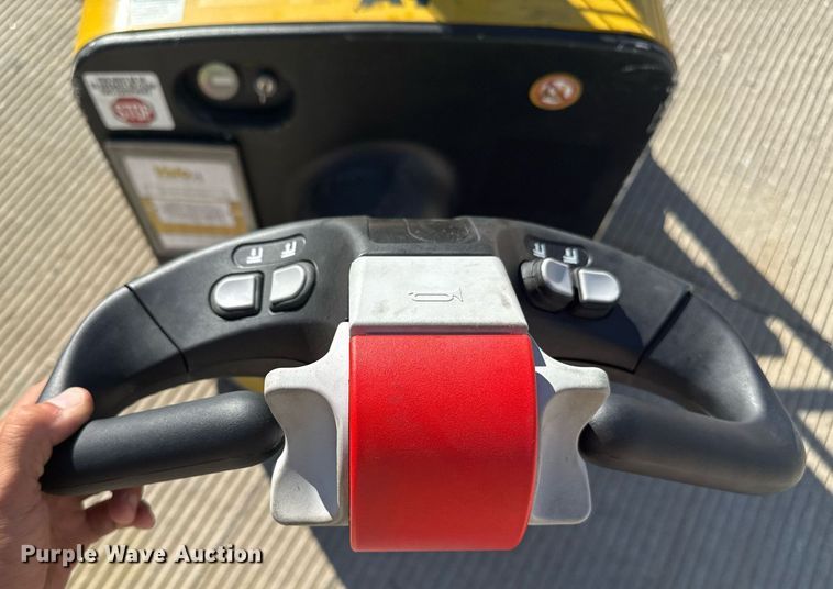 image for item DZ8768 Yale MSW040SF pallet stacker