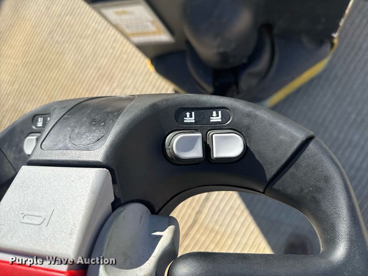 image for item DZ8768 Yale MSW040SF pallet stacker