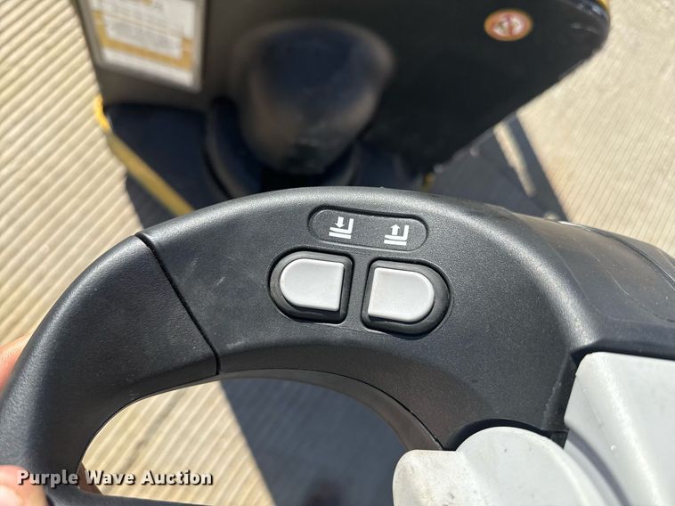 image for item DZ8768 Yale MSW040SF pallet stacker