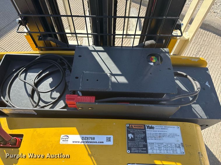 image for item DZ8768 Yale MSW040SF pallet stacker