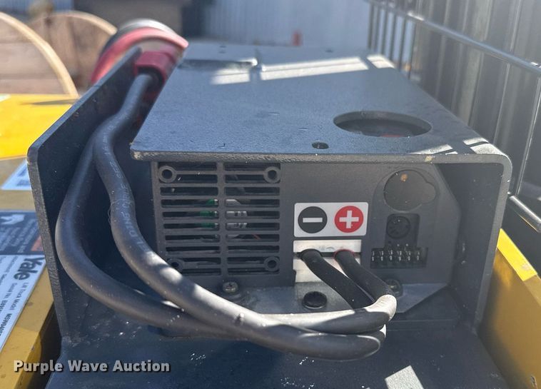 image for item DZ8768 Yale MSW040SF pallet stacker