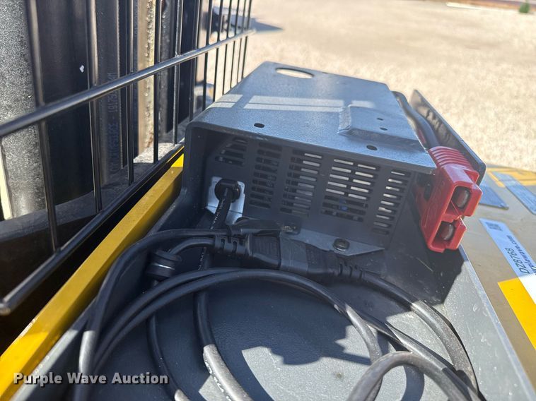 image for item DZ8768 Yale MSW040SF pallet stacker