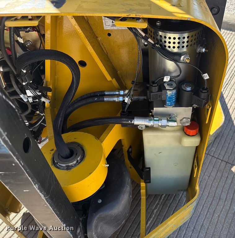 image for item DZ8768 Yale MSW040SF pallet stacker