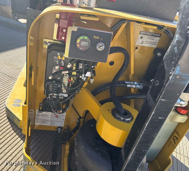 image for item DZ8768 Yale MSW040SF pallet stacker