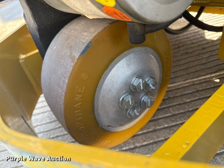 image for item DZ8768 Yale MSW040SF pallet stacker