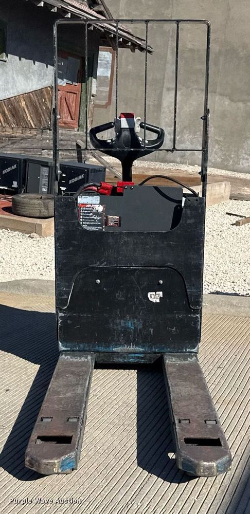 image for item DZ8769 Yale MPB045VG pallet jack