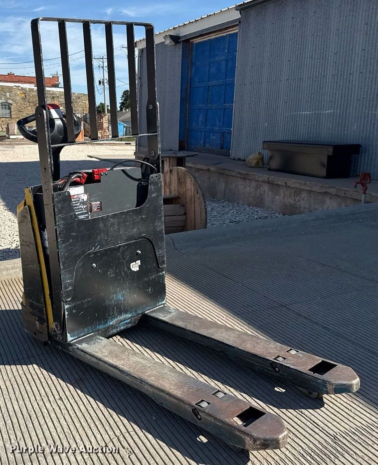 image for item DZ8769 Yale MPB045VG pallet jack