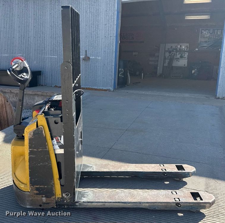 image for item DZ8769 Yale MPB045VG pallet jack